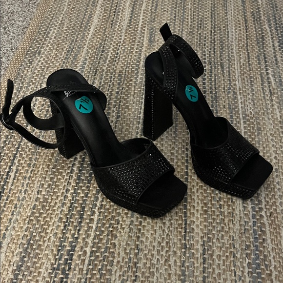 Bisou Bisou Black Textured Heels - Picture 1 of 5